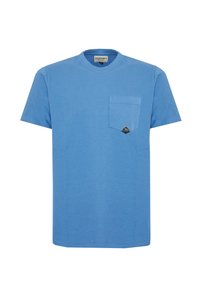 T-shirt in cotone azzurro chiaro con collo rotondo, maniche corte e taschino sul lato sinistro con una patch logo nera. Tessuto morbido, design casual.
