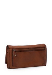 Portefeuille en cuir marron avec une texture lisse, compartiment zippé à l'arrière et un design plié. Apparence simple et fonctionnelle.