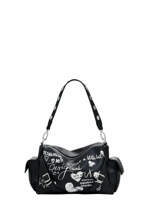 Borsa a tracolla in pelle nera con scritte bianche in stile graffiti, cuori, tasche laterali e una tracolla nera con borchie argentate e chiusure in metallo.