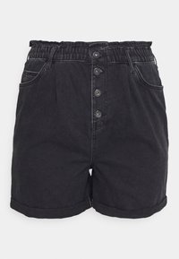 Musta farkkushortsit kokoontuneella joustavalla vyötärönauhalla, viiden napin kiinnitys ja kaksi etutaskua. Ominaisuuksiin kuuluu käännetty helma ja haalistunut pinta.