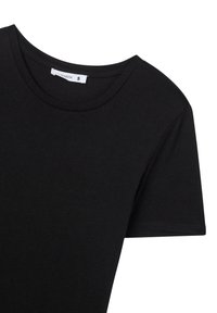 Czarna bawełniana koszulka z okrągłym dekoltem i krótkimi rękawami. Gładka tekstura, widoczna metka wewnątrz, rozmiar 'S' nadrukowany. Prosty, klasyczny design.