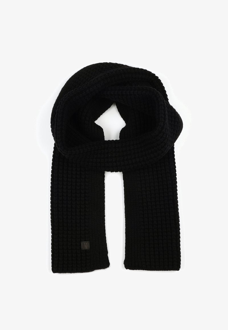 Bufanda negra de punto con un patrón de canalé texturizado. Incluye un pequeño parche con un logo en un extremo.