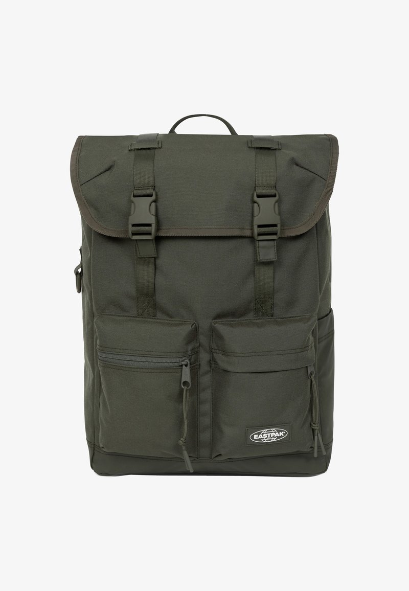 Ciemnozielony plecak z klapką, dwoma przednimi kieszeniami na zamek oraz regulowanymi szelkami. Wykonany z trwałej tkaniny, z logo umieszczonym na dole.