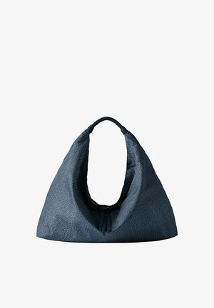 Borsa hobo in pelle nera strutturata con manico intrecciato e doppia cerniera su sfondo bianco.