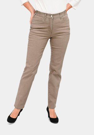 Lichtbruine denim jeans met een getailleerd ontwerp, vijf zakken, en een tailleband met een metalen knoop, gecombineerd met zwarte hakken.