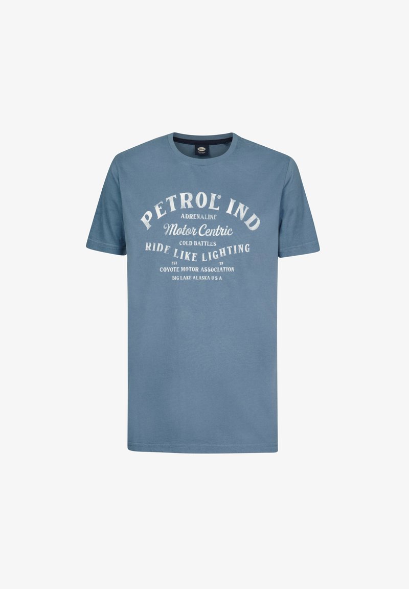 Camiseta de algodón azul con mangas cortas y cuello redondo; presenta texto y logotipos impresos en blanco en el pecho.