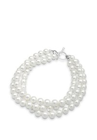 Collier de perles à trois brins composé de perles blanches rondes avec une finition brillante, sécurisé par un fermoir à bascule en argent.