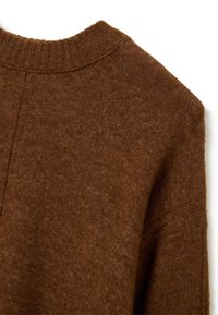 Pull marron avec une texture douce, col côtelé et coupe légèrement ample. Présente des détails de couture subtils le long des manches.