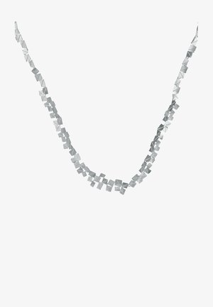 Zilveren ketting bestaande uit kleine, glanzende, driedimensionale geometrische vormen, verbonden om een soepele, flexibele schakel te vormen.