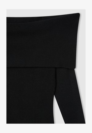 Czarny, prążkowany top damski na ramiączkach z długimi rękawami. Posiada fakturowany materiał oraz szeroki, złożony dekolt.