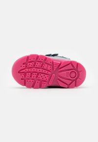 GEOX-sneakers med en grå ovandel, kardborreband och en ljusrosa gummisula med strukturerade greppmönster för bra fäste.