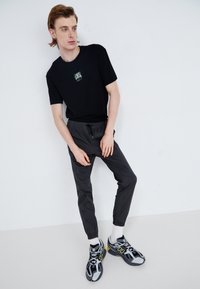 Jack & Jones JJIGORDON JJLANE VEGA - Hlače - asphalt