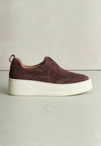 Maroonfarbene Wildleder-Schlupfschuhe mit weißer Plateausohle, ausgestattet mit Nähdetails und einem hinteren Zugband für ein einfaches Anziehen.