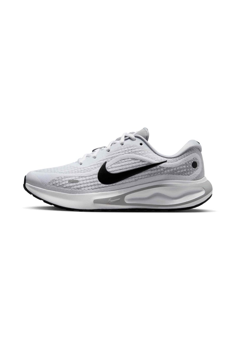 Scarpa da corsa Nike con tomaia in morbido mesh grigio chiaro, logo swoosh nero e intersuola bianca con dettagli testurizzati e suola nera.