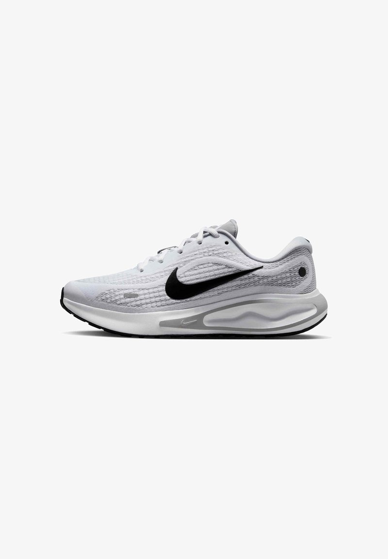 Scarpa da corsa Nike con tomaia in morbido mesh grigio chiaro, logo swoosh nero e intersuola bianca con dettagli testurizzati e suola nera.