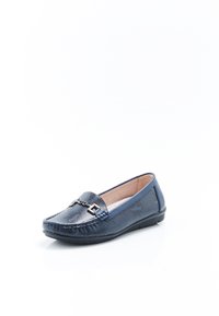 Marineblauwe leren instappers met een gestructureerde bovenkant, ronde neus en metallic accenten. Rubberen zool voor grip en comfort.