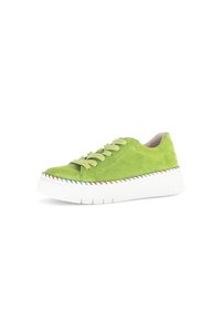 Grüne Wildleder-Sneaker mit runder Zehenkappe, flachen Schnürsenkeln und weißer Gummisohle, die entlang des Randes mit einem bunten Stichakzent verziert ist.