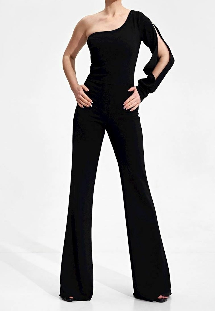 Schwarzer Ein-Schulter-Jumpsuit mit langen Ärmeln, weitem Bein, aus glattem Stoff, mit tailliertem Oberteil und minimalistischer Gestaltung.
