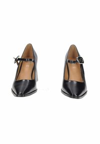 Pumps nere in pelle con punta affilata, cinturino alla caviglia con fibbia quadrata e tacco a blocco di medio altezza. Texture liscia e design minimalista.