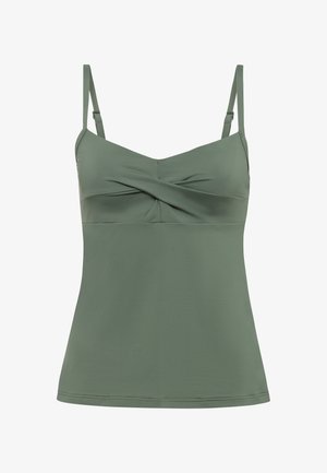 Top de tirantes en verde oliva con straps ajustables, detalle de frente torcido, tejido suave, diseño ajustado y dobladillo recto.