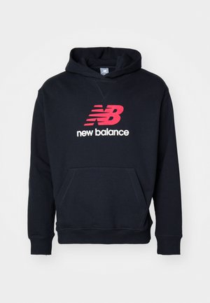 Felpa con cappuccio nera che presenta un grande logo "New Balance" rosso e bianco sul davanti, dotata di tasca a marsupio e polsini a coste.