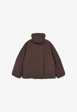 Braune Steppjacke mit hohem Kragen, übergroßer Form und elastischen Bündchen. Glatte, matte Oberfläche mit einer zentralen, vertikal verlaufenden Naht.