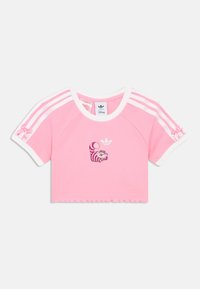 Tricou roz scurtat cu textură nervurată, accente albe și dungi roz și albe Adidas. Prezintă un design imprimat cu Pisica Cheshire.