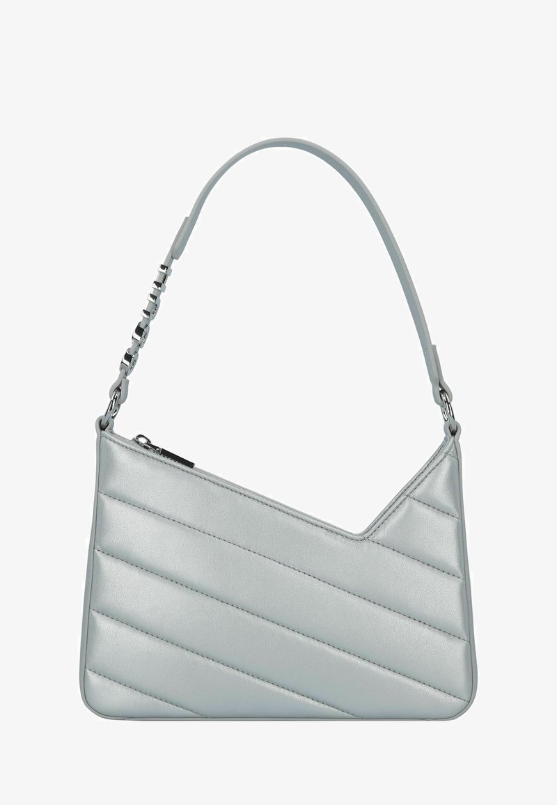 Zilveren neplederen handtas met diagonaal gewatteerd patroon, enkele schouderband en rits afsluiting. Rechthoekige vorm met spitse bovenhoeken.