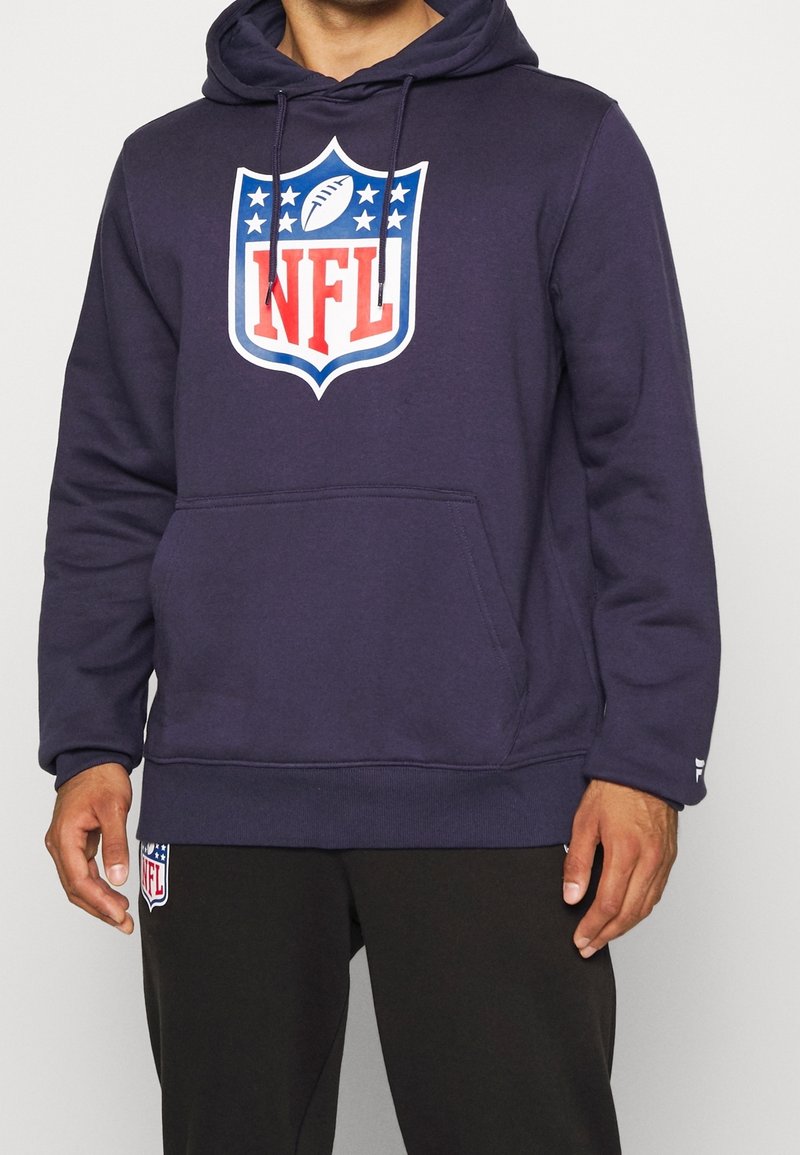 Námořnická mikina s přední kapsou, zdobená velkým logem NFL v červené, modré a bílé barvě, s kapucí na šňůrku a žebrovanými manžetami.