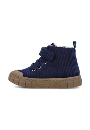 Zapatilla alta de corduroy en color marino con suela de goma marrón, parte delantera con cordones, ojales dorados y una correa de Velcro para mayor soporte.