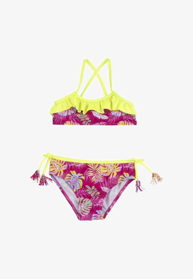 Ensemble de bikini floral comprenant un haut rose avec des volants jaunes et des bretelles croisées ; bas assorti avec des liens sur les côtés et des franges, orné de motifs de feuilles tropicales.