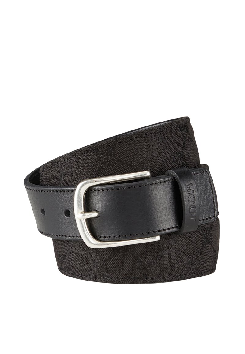Zwarte riem met een glad leren gedeelte en een textuurstof, met een zilveren metalen gesp en logo. Het ontwerp bevat subtiele patronen.