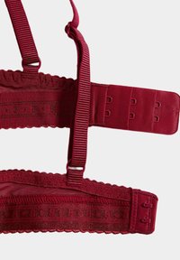 Bordeaux bh-strop med justerbar hægte og øje-lukning, tekstureret stof, bølgede kanter og matchende justerbare stropper.