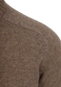 Bruine gebreide trui met een zachte textuur, voorzien van een ronde halslijn en schoudernaaddetails. De stof lijkt warm en lichtgewicht.