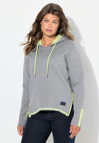 Sweatshirt à capuche gris avec des accents vert néon. Comprend une poche kangourou à l'avant, des détails zippés sur les côtés et une étiquette près de l'ourlet.
