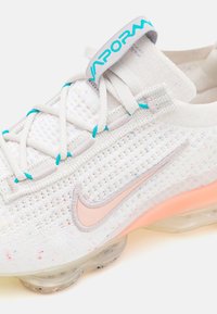 Nike Sportswear AIR VAPORMAX 2021 FK UNISEX - Športni copati - white/arctic orange/platinum violet/phantom