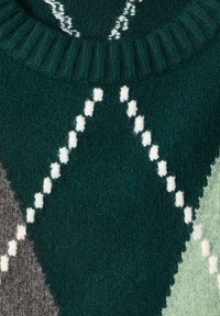 Pull tricoté avec motif losanges vert, gris et menthe et lignes blanches en pointillés, avec un col rond côtelé.