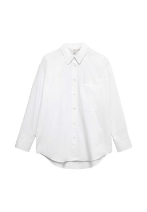 Bílá košile s dlouhým rukávem, zapínací na knoflíky, s špičatým límečkem a jednou náprsní kapsou, zobrazena na jednobarevném bílém pozadí.