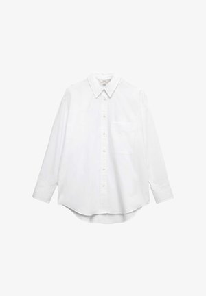 Bílá košile s dlouhým rukávem, zapínací na knoflíky, s špičatým límečkem a jednou náprsní kapsou, zobrazena na jednobarevném bílém pozadí.