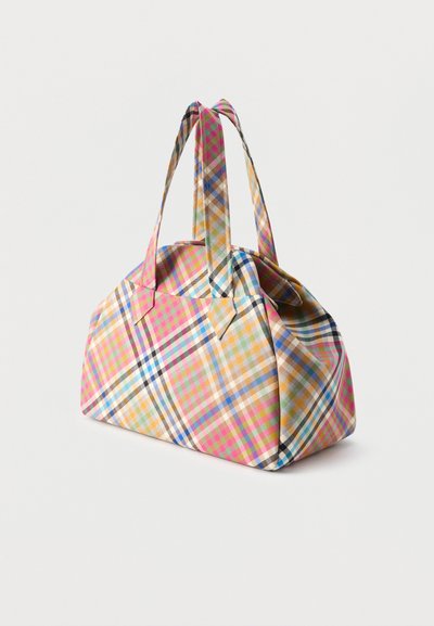 Χρωματιστή τσάντα σε σχέδιο καρό με ορθογώνιο σχήμα και δύο λουριά ώμου, παρουσιάζεται πάνω σε απλό λευκό φόντο.