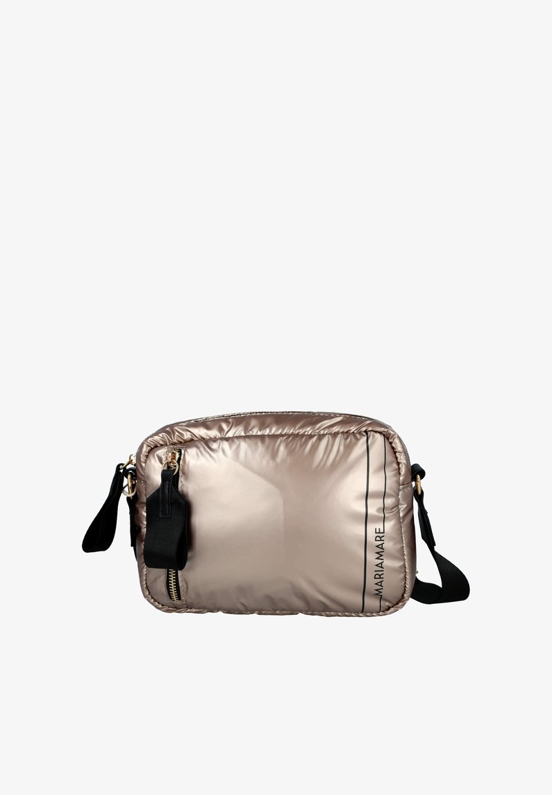 Bolso cruzado rectangular en una tela metálica de color rosa dorado, con una correa negra, detalle de cremallera y una sutil marca en el lateral.