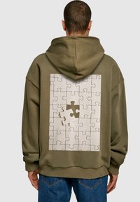 Merchcode MISSING PIECE ULTRA HEAVY - Felpa con cappuccio - olive