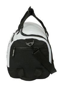 Torba sportowa z czarnym dnem i szarym wierzchem, wykonana z trwałego materiału. Wyposażona w regulowany pasek, boczną kieszeń na zamek oraz logo marki.