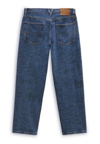 Jean en denim bleu avec des motifs noirs subtils en forme de gribouillis sur toute la surface, deux poches arrière, et une étiquette en cuir à carreaux marron sur la ceinture.
