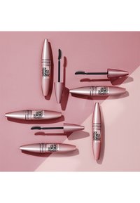 Mascara Maybelline Lash Sensational in diverse tonalità di rosa con un packaging elegante e curvo. Include un pennello nero testurizzato per l'applicazione.