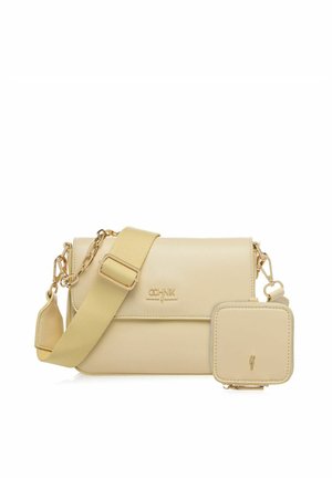 Beżowa torba na ramię z szerokim regulowanym paskiem, złotym łańcuszkiem oraz dopasowaną małą kwadratową saszetką przymocowaną na białym tle.