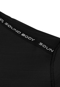 Must mustelase sporditop, millel on ribalik tekstuur, võrgupaneel kaeluse juures ja valged tähed "SOUND BODY" ülemises servas.