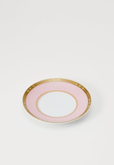 Keramikteller mit einem pinkfarbenen Rand, weißem Zentrum und einem goldenen, ornamentalen Rand mit einem kreisförmigen Muster. Glatte und glänzende Oberfläche.