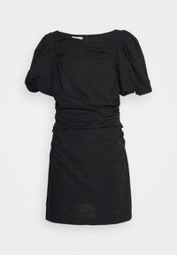 Svart klänning i mjukt tyg, med korta volangärmar, en figursydd midja och en rak kjol. Dragkedjestängning på baksidan.