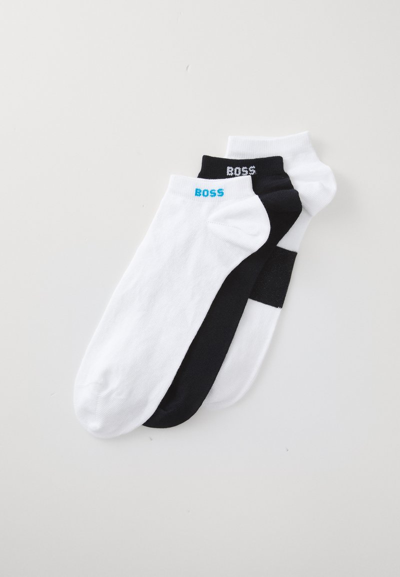 Trois paires de chaussettes mi-mollet en coton noir et blanc. Chaque chaussette arbore le logo "BOSS" en couleurs contrastées sur le bord.